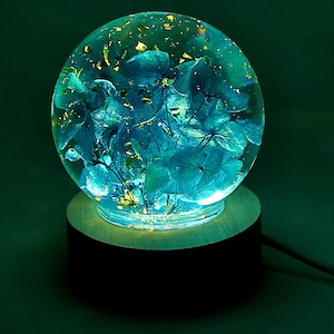 Hydrangea Resin Night Light, Botanical Globe Lamp with Real Flowers and Gold Flakes, Unique Nature-Inspired Gift